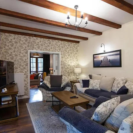 3 Bedroom Awesome In Holiday home *